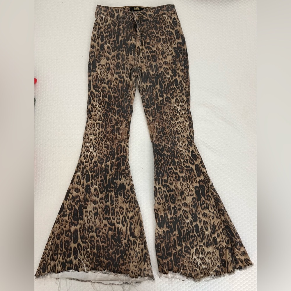 Super cute bell bottom cheetah pants